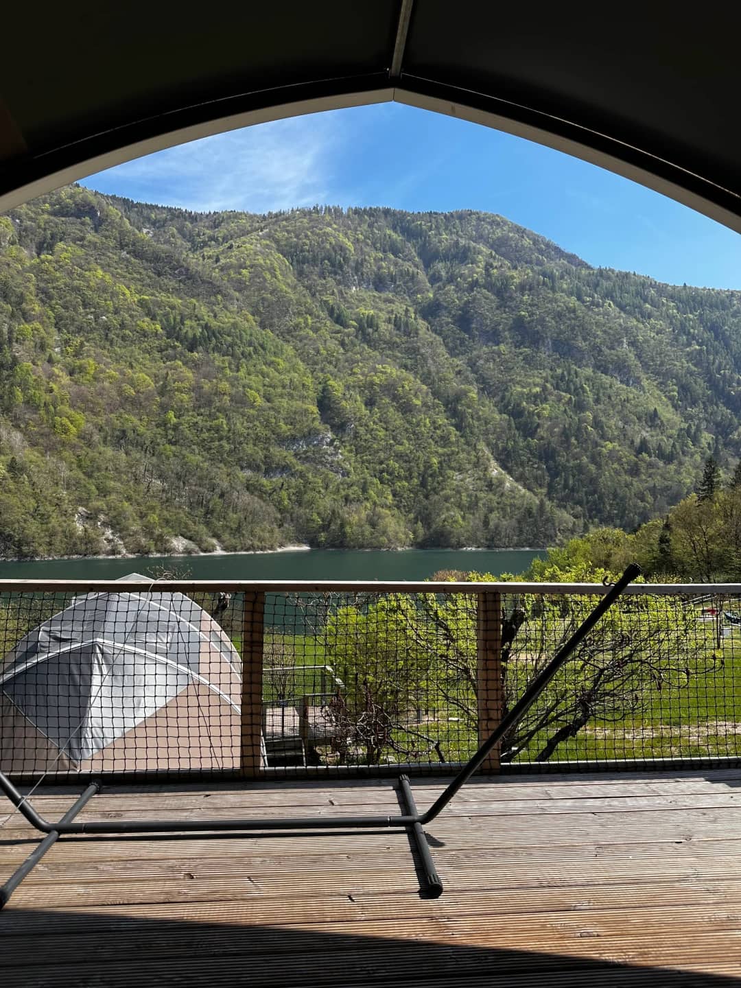Vue depuis la véranda couverte du Big Oak Lodge XL sur le lac et les versants boisés de la montagne