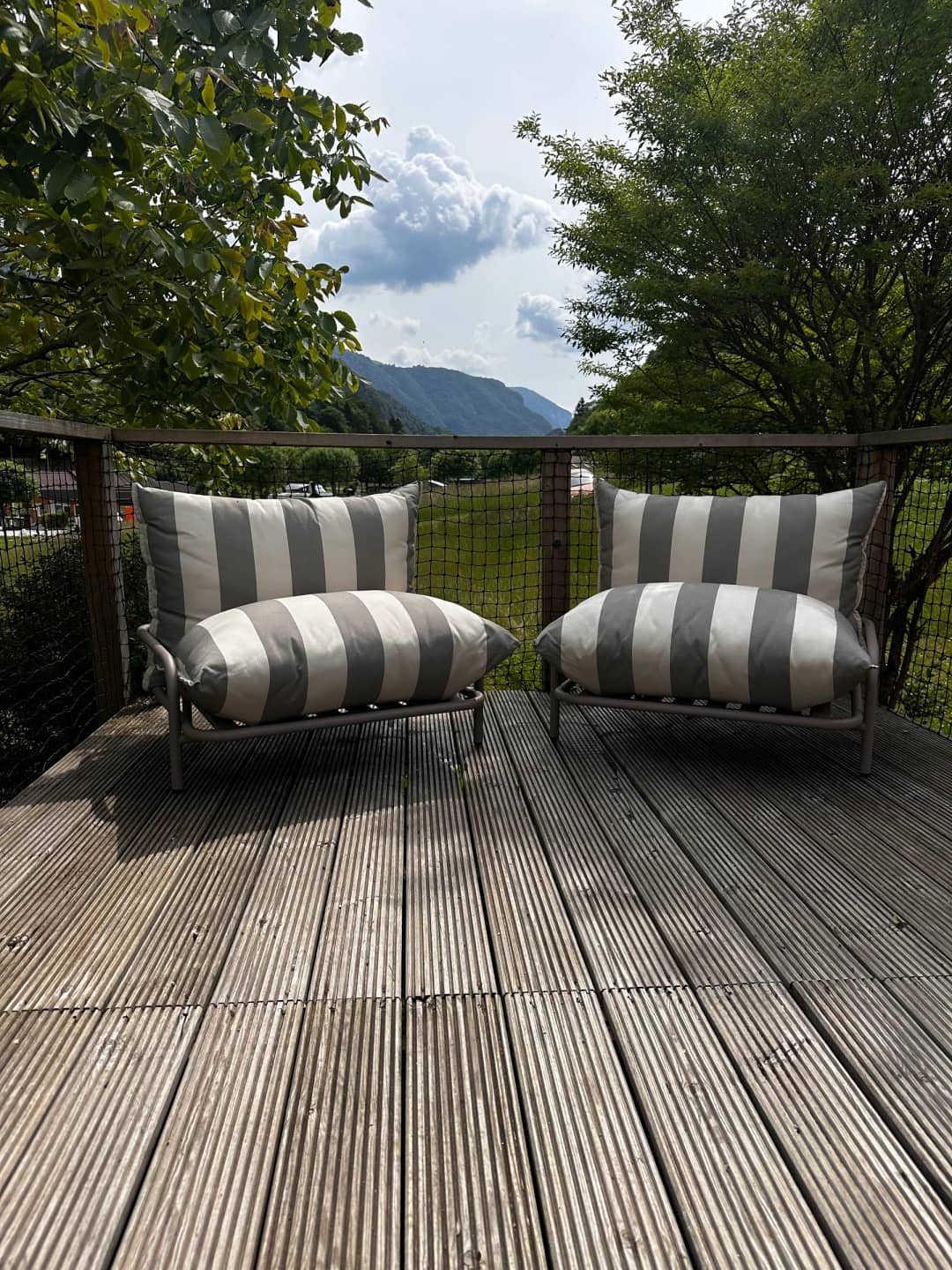 Terrasse du Big Oak Lodge XS avec deux chaises longues et vue sur les montagnes