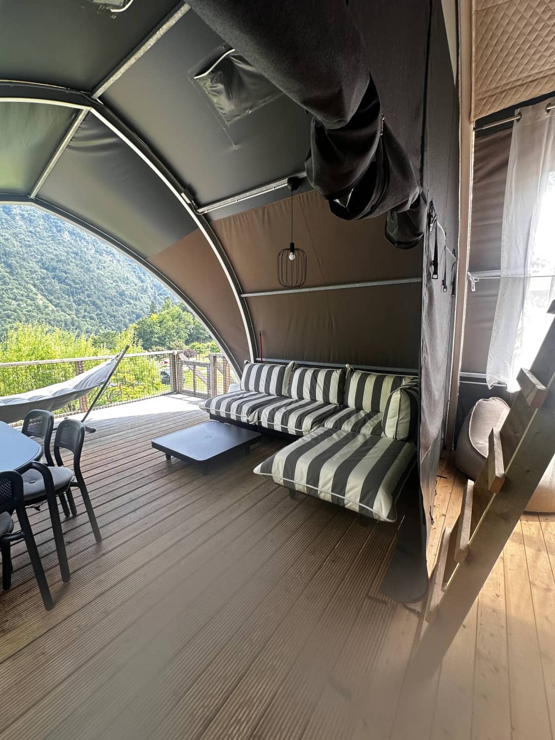 L'intérieur du Big Oak Lodge XL, avec son coin salon et sa vue sur les montagnes