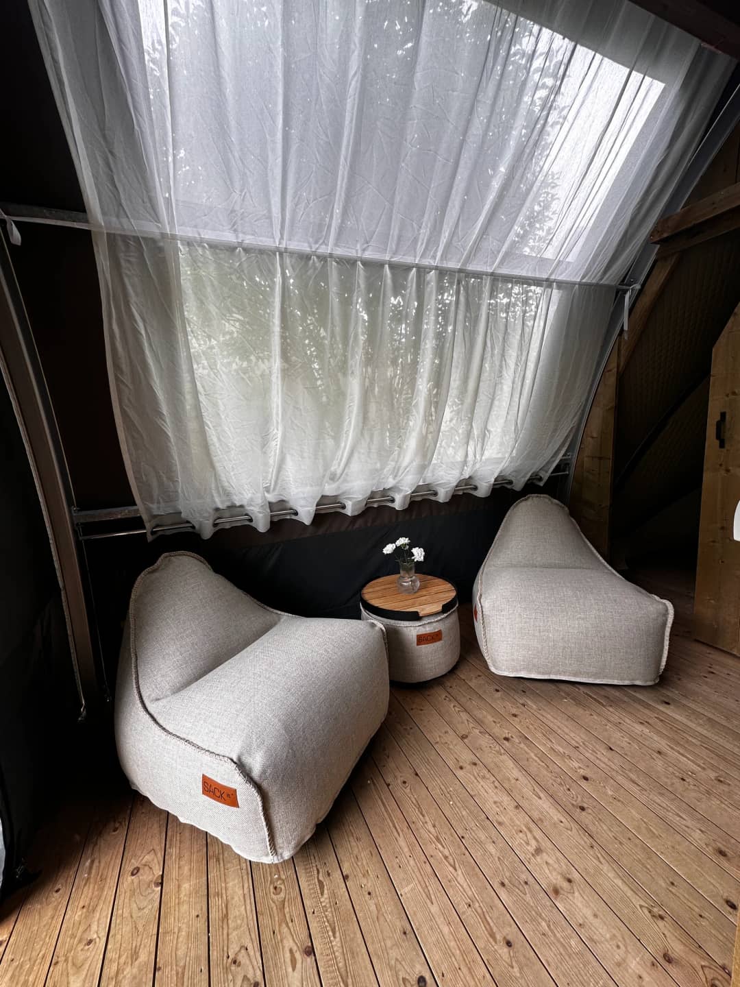 Coin salon clair avec table d'appoint dans le Big Oak Lodge XS