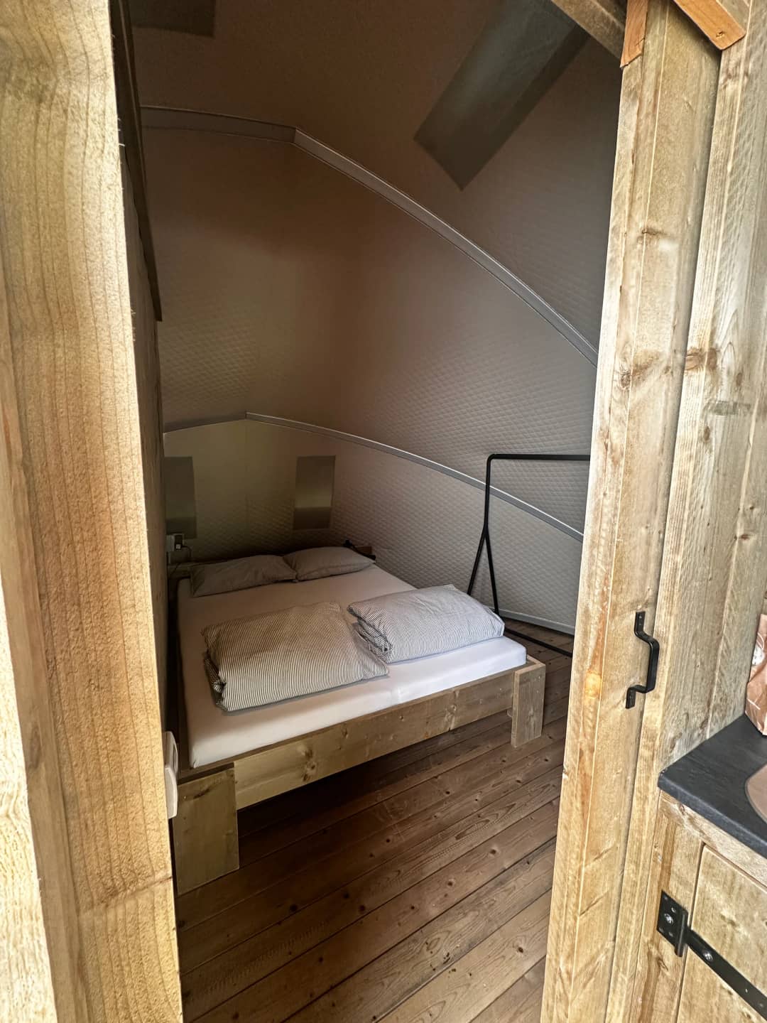 Chambre avec un lit double au Big Oak Lodge XS