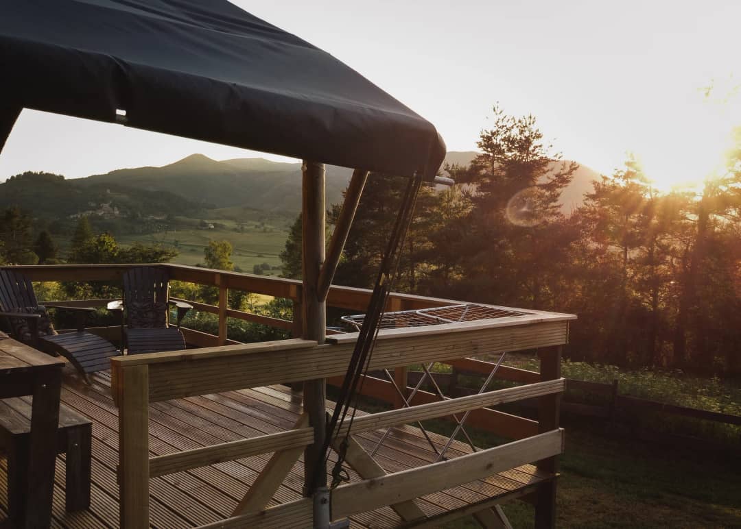 Terrasse du lodge avec vue sur les Pyrénées au coucher du soleil