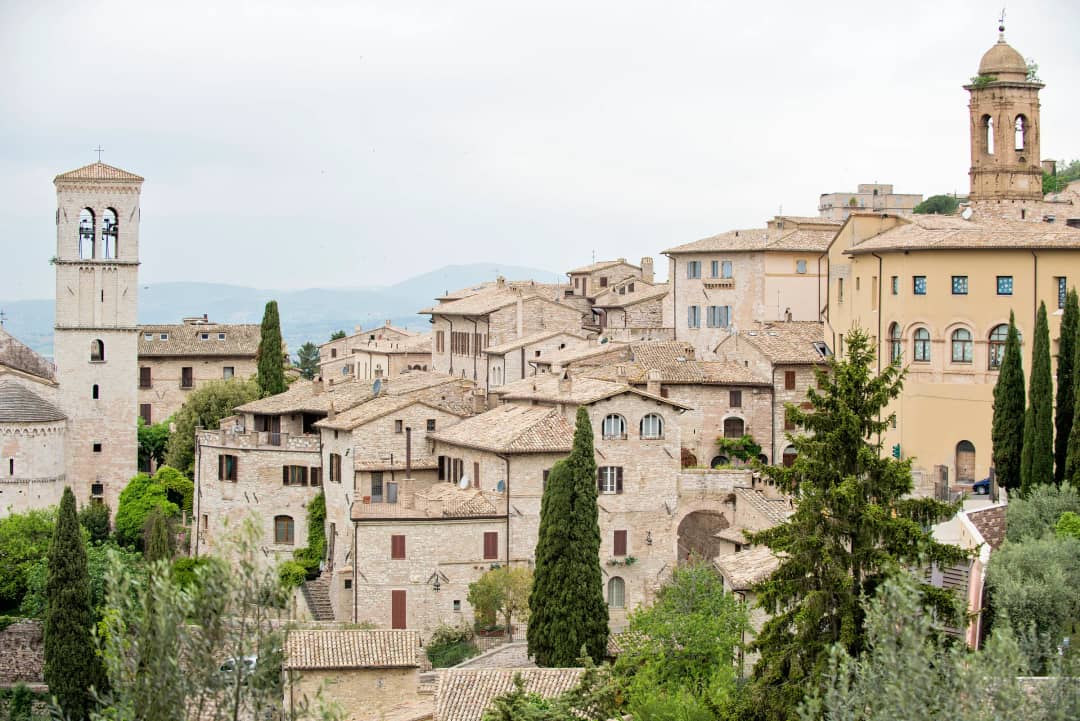 Assise, avec ses maisons en pierre nichées dans la verdure