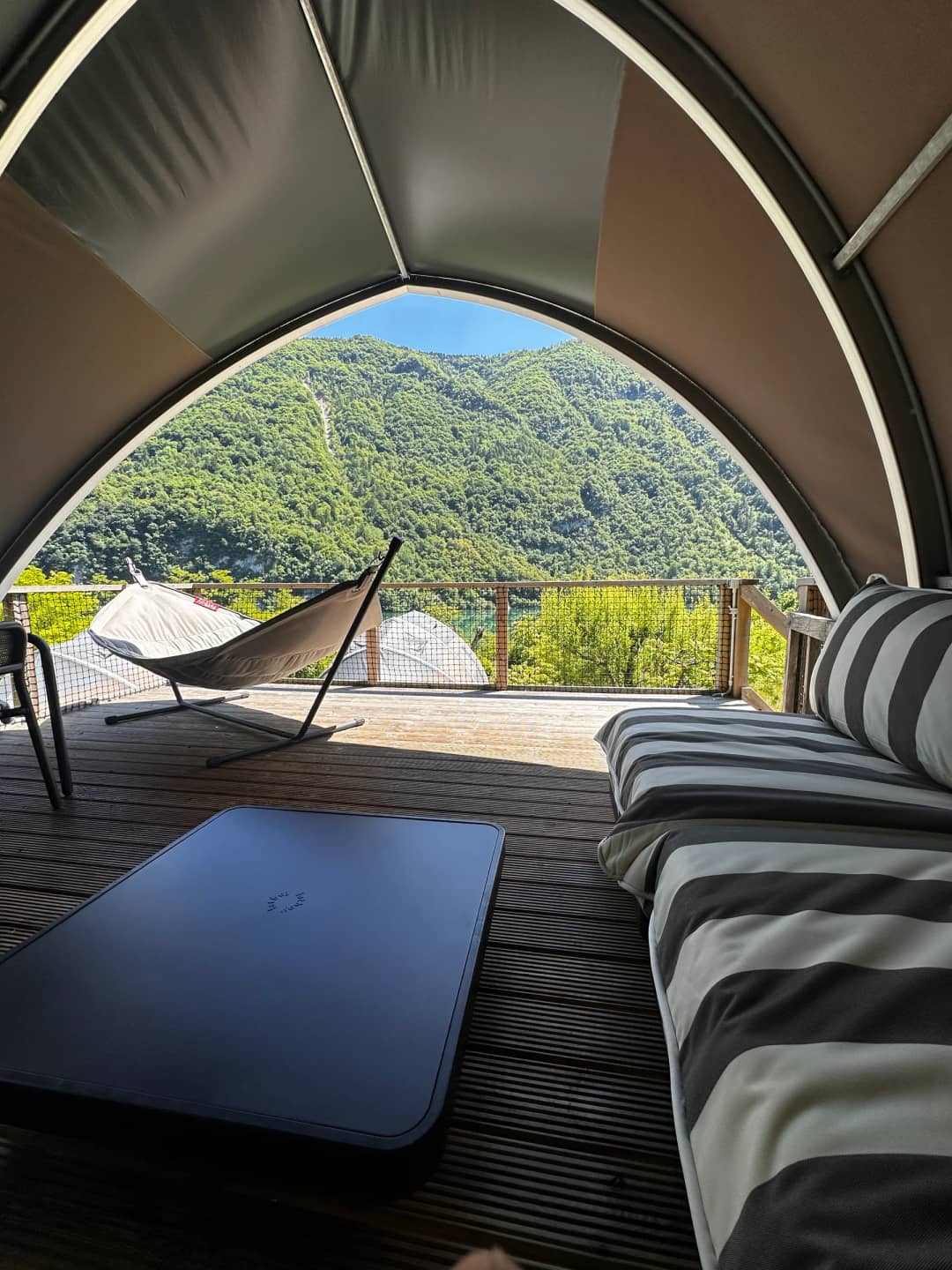 Vue depuis la terrasse sur la vallée verdoyante