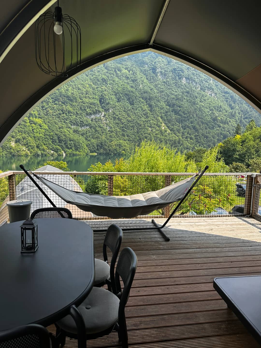 Vue depuis le Big Oak Lodge XL sur la terrasse avec hamac et les montagnes