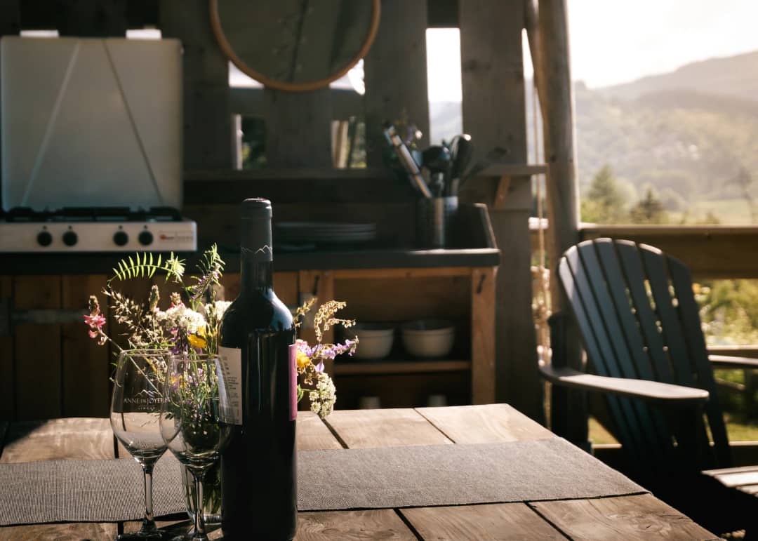 Cuisine extérieure et table sur la terrasse avec vue sur les montagnes