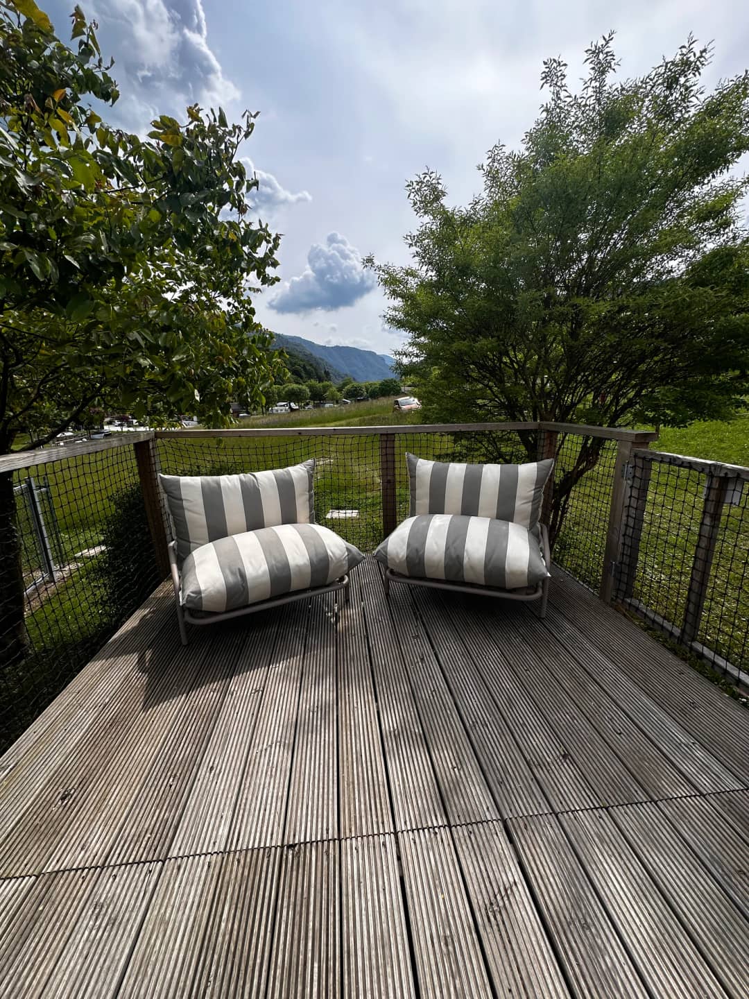 Des chaises longues sur la terrasse avec vue sur les arbres