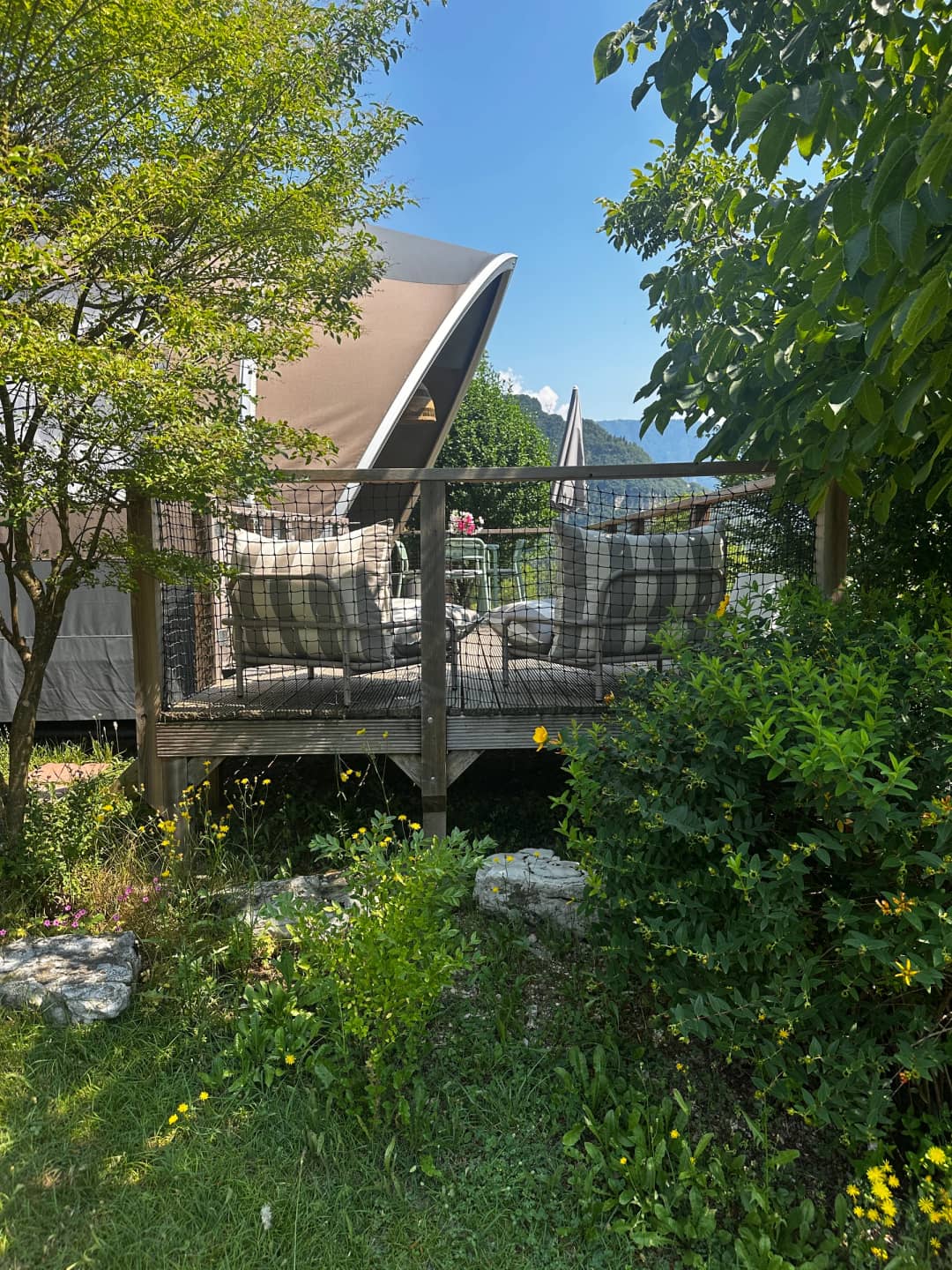Big Oak Lodge XS sur une terrasse en bois au milieu de la verdure