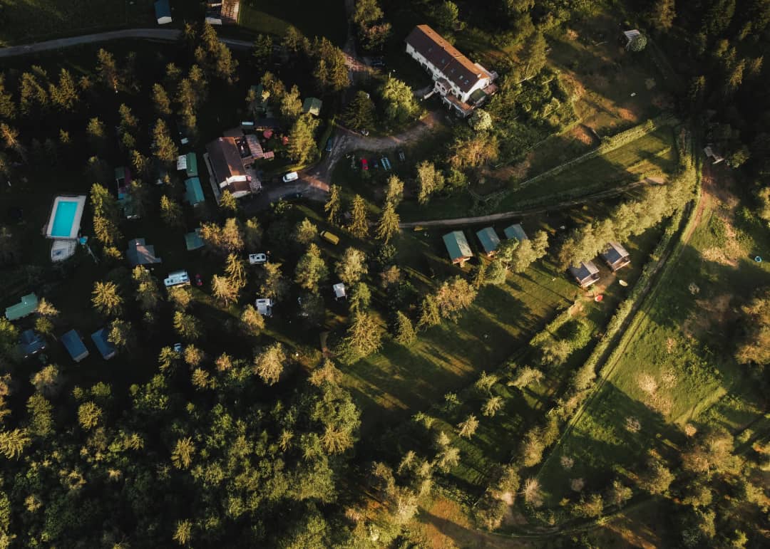 Photo aérienne du camping au milieu des bois